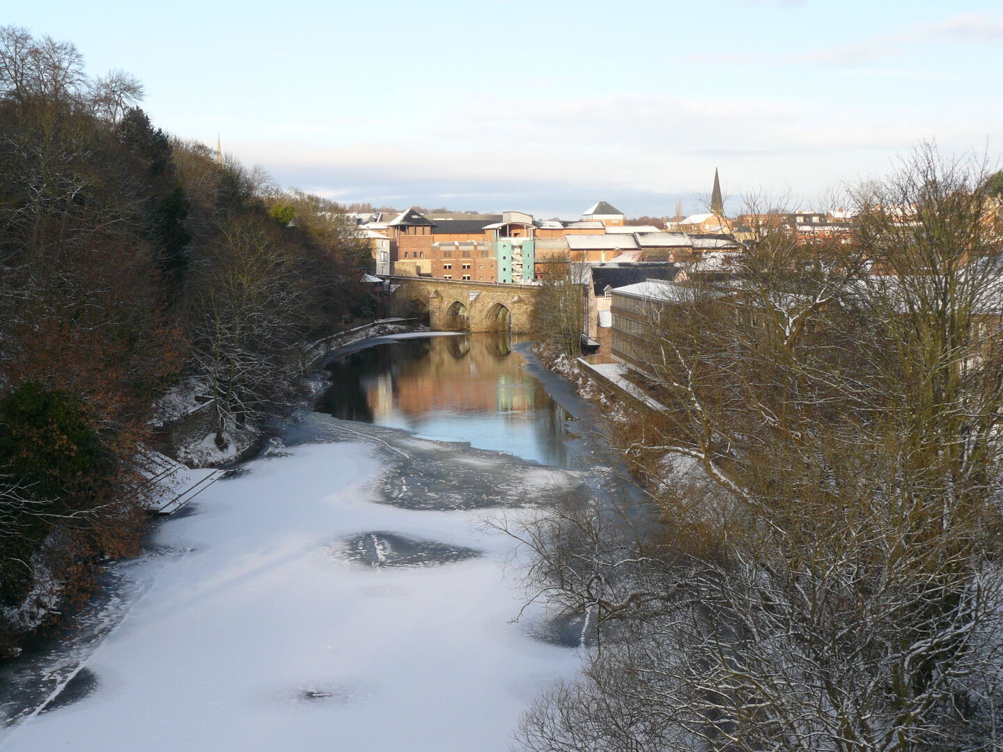 Durham seems to sleep under the snow (but the quiet is probably due to the fact that most students have left the town for the Christmas holidays).