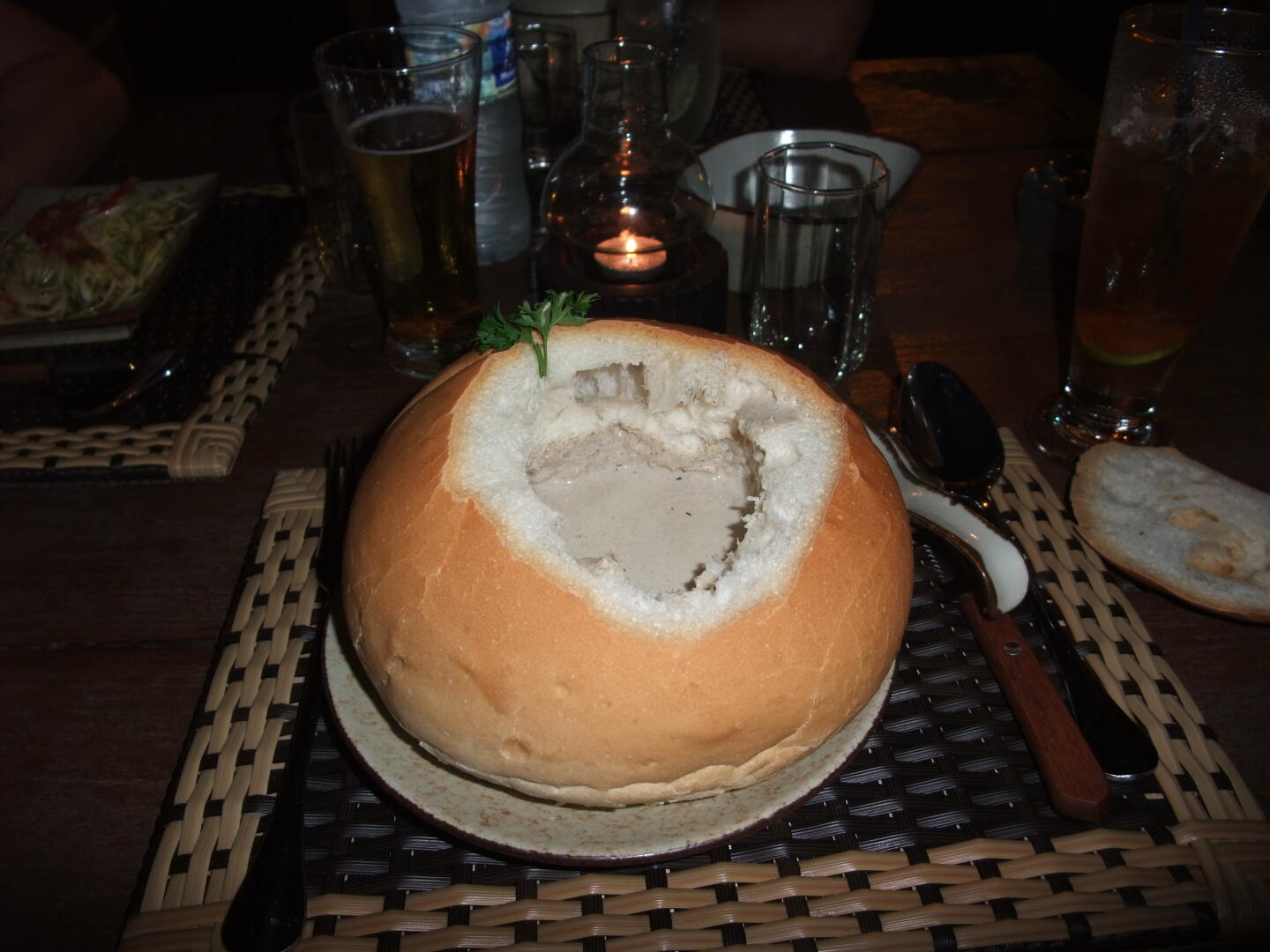 Abendessen im Putumayo: Pilzsuppe im Brot und gebratene King Prawns. Fotos (c) Dirk.