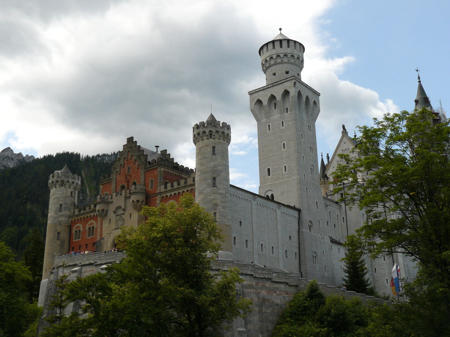 And here it is, Germany&rsquo;s most famous building, from the north-east. Castle Neuschwanstein. Commissioned bei King Ludwig II, it wasn&rsquo;t even finished when he died at age 41.
