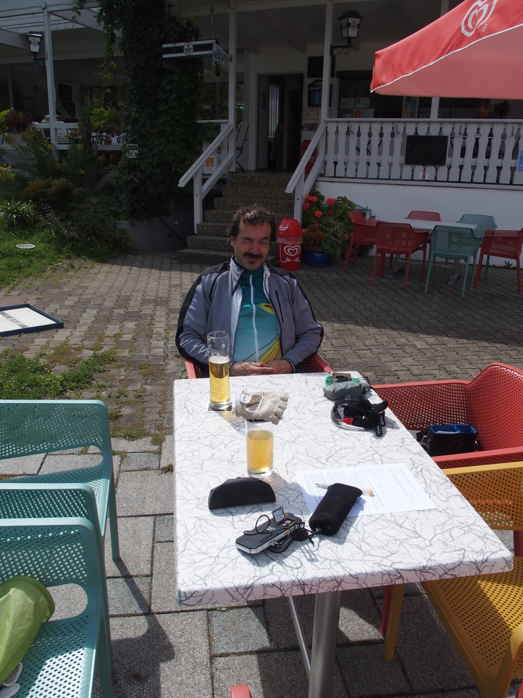 Typische Pause: das Handy trocknet in der Sonne. Am Minigolfplatz in Hausen im Tal.