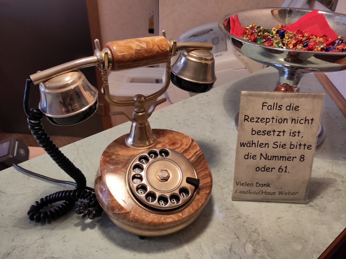 Das Telefon in der Pension in Holzhausen-Externsteine.