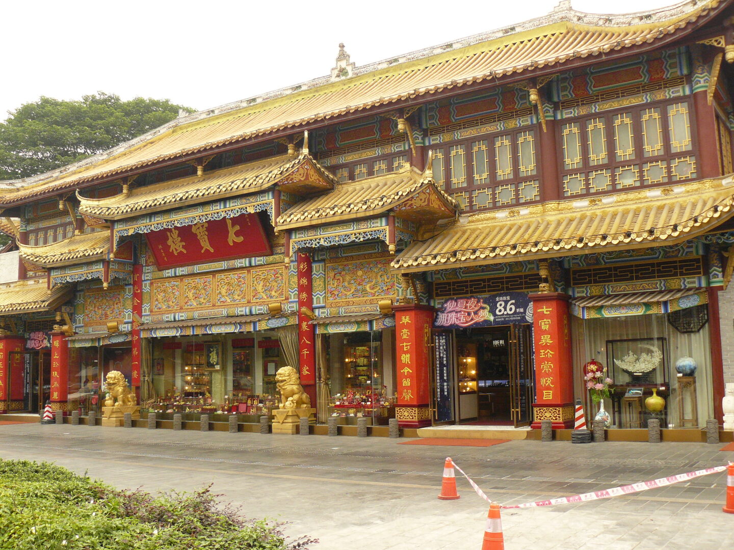 Qintai Road is full of richly decorated buildings, most of which contain jewellery shops or expensive-looking restaurants.