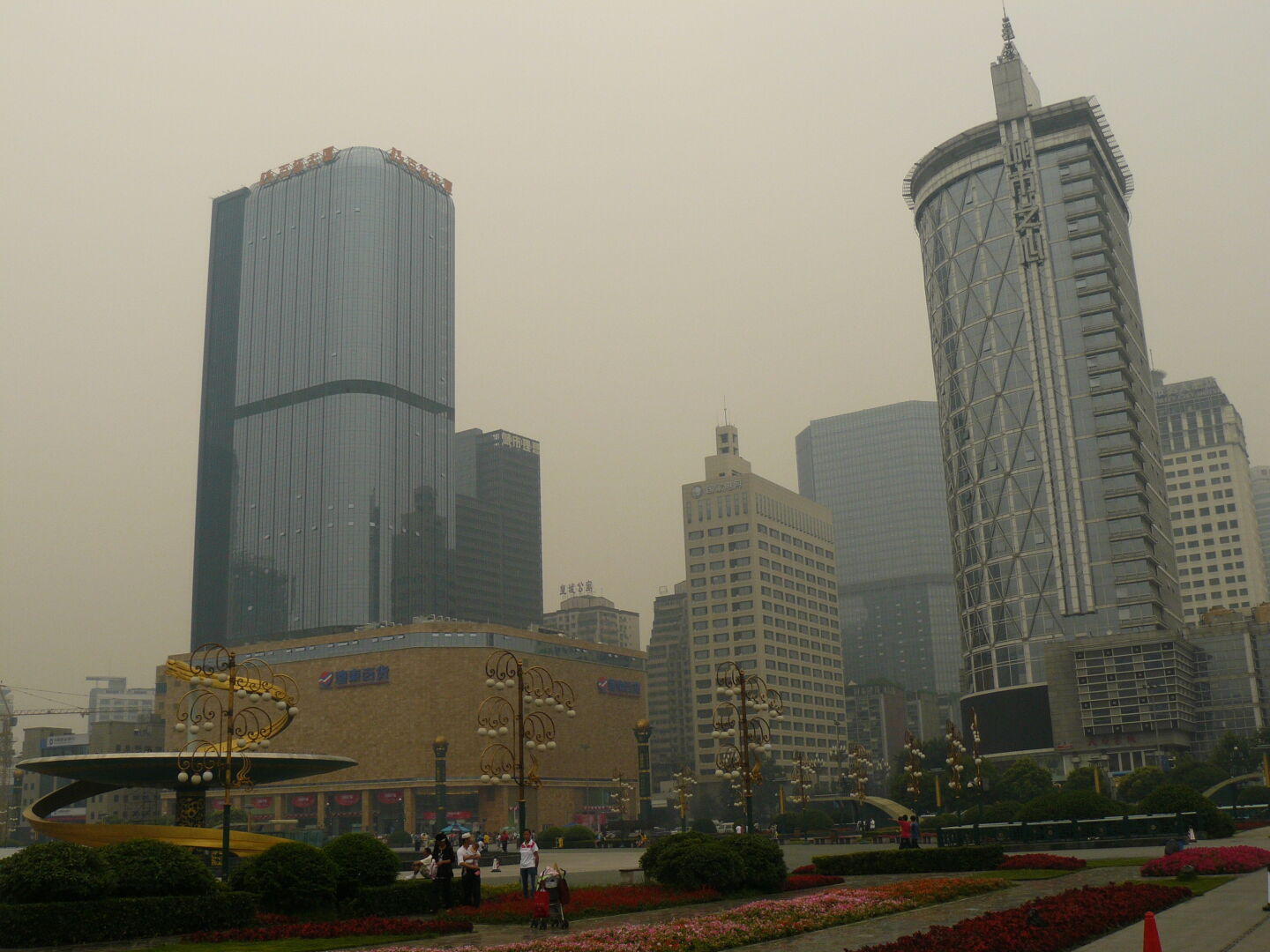 It is a pity that the haze prevented me from seeing the tops of the skyscrapers clearly.