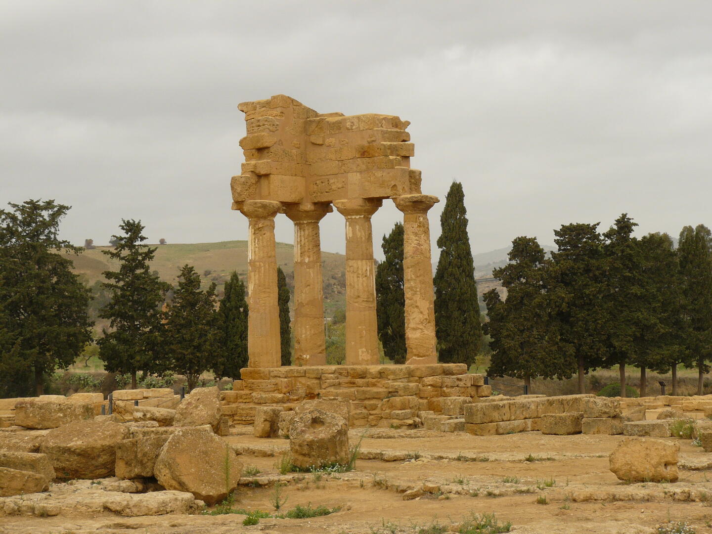 Rekonstruktion des Dioskuren-Tempels   im Tal der Tempel in Agrigento. Erstens war dieser Tempel vermutlich gar nicht den Dioskuren (Castor und Pollux) geweiht, und zweitens ist die Rekonstruktion fehlerhaft. Die vier Säulen wurden dennoch zu einem beliebten Fotomotiv.