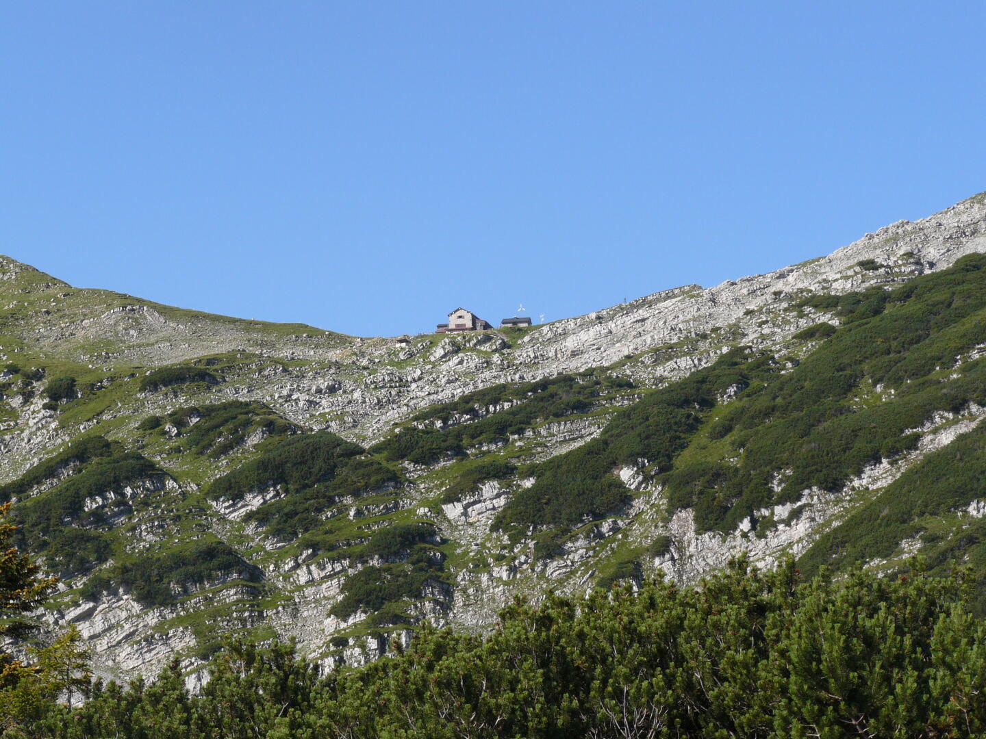 Die Weilheimer Hütte liegt auf dem Sattel zwischen Krottenkopf und Oberem Rißkopf