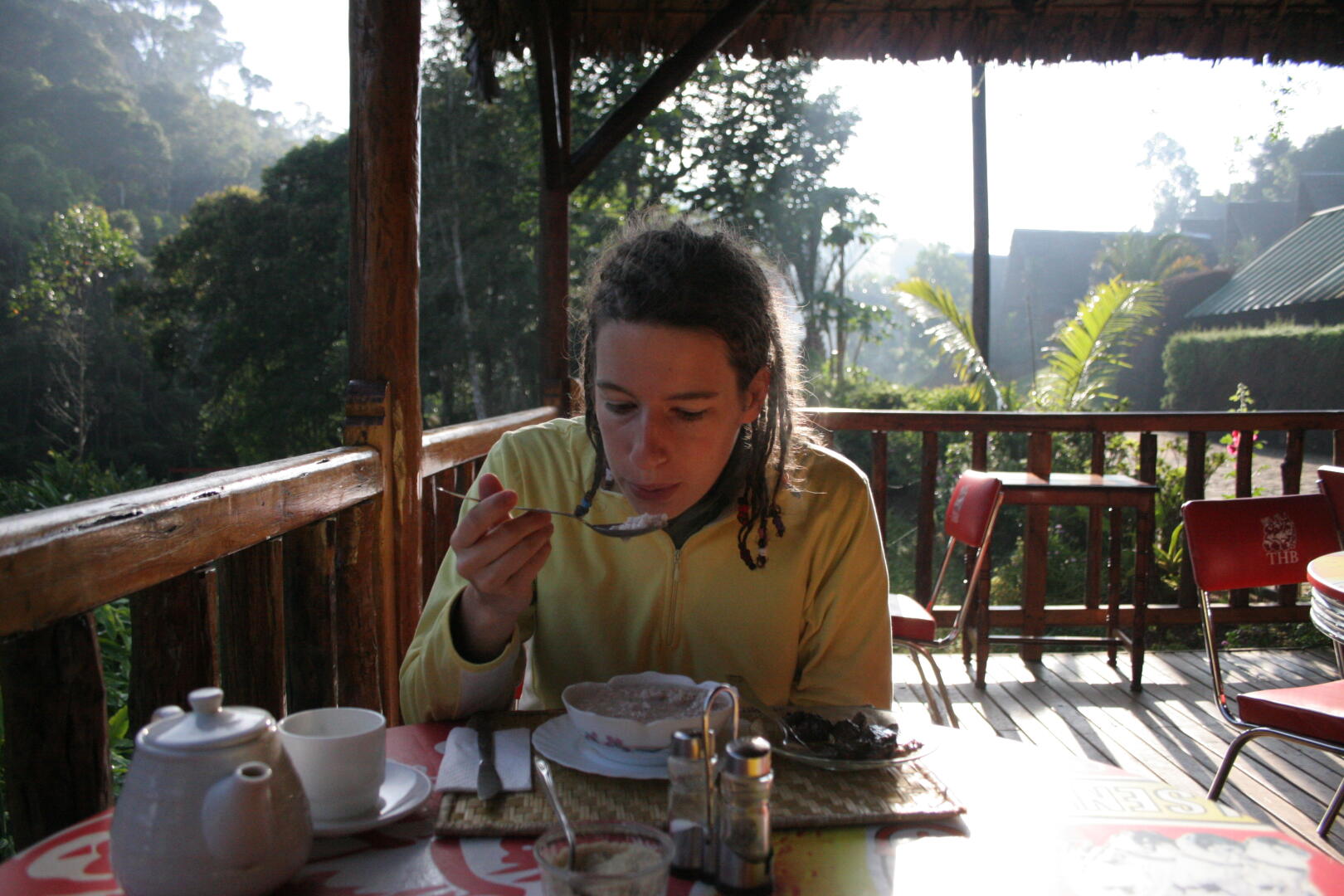 Frühstück mit Reissuppe und gebratenem
Zebu und Blick auf den Regenwald.