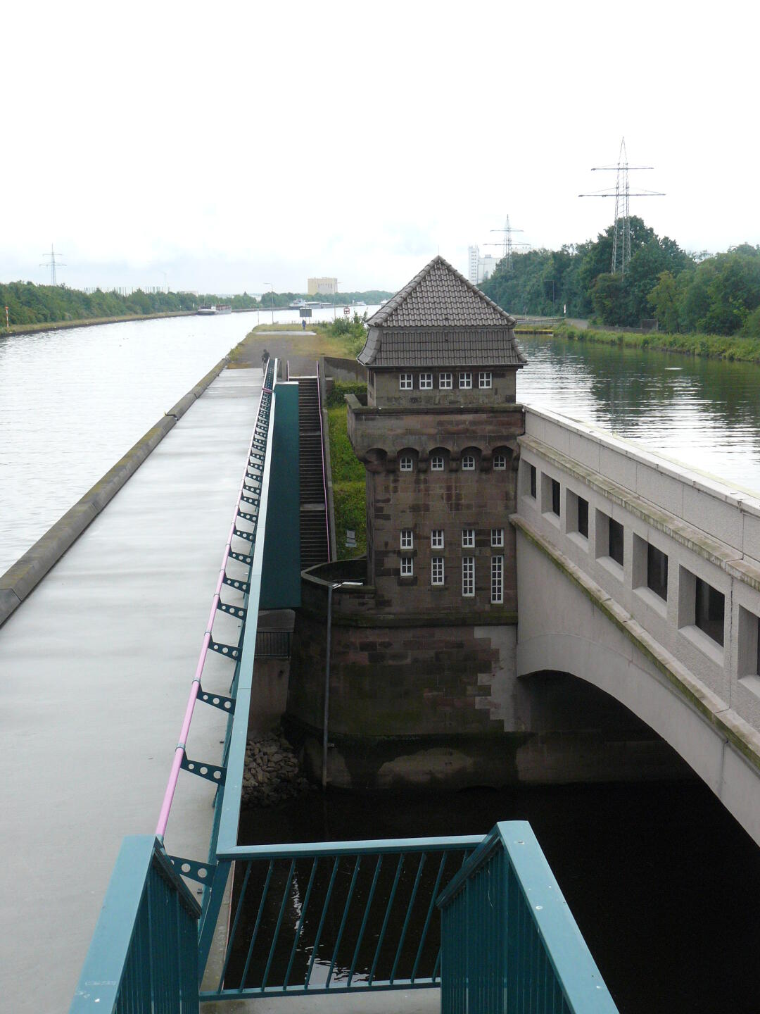 Rechts die alte Kanalbrücke, links die neue, unten die Weser.