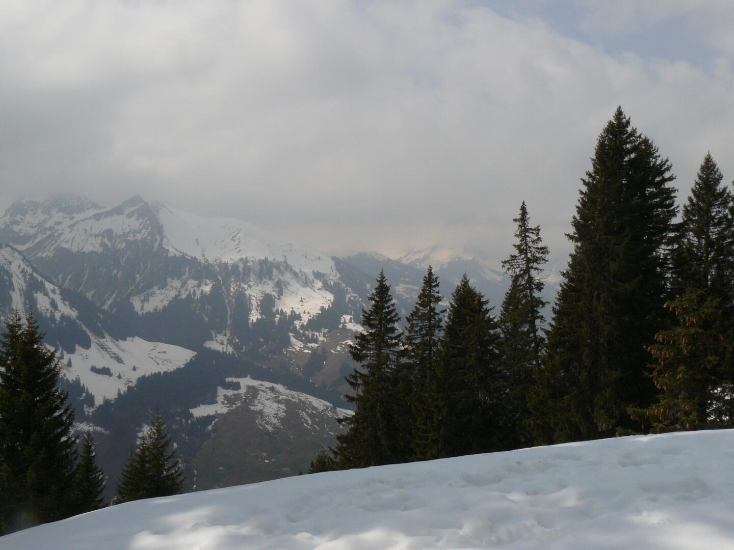 Blick auf die Berghänge auf der anderen Seite des Tals der Bregenzerach.