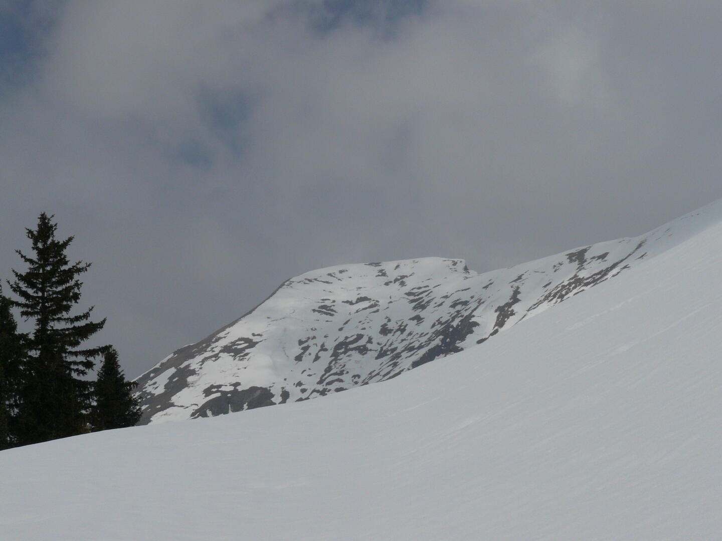 Der Weg zum Gipfel der Üntschenspitze liegt unter gut zwei Meter Schnee.