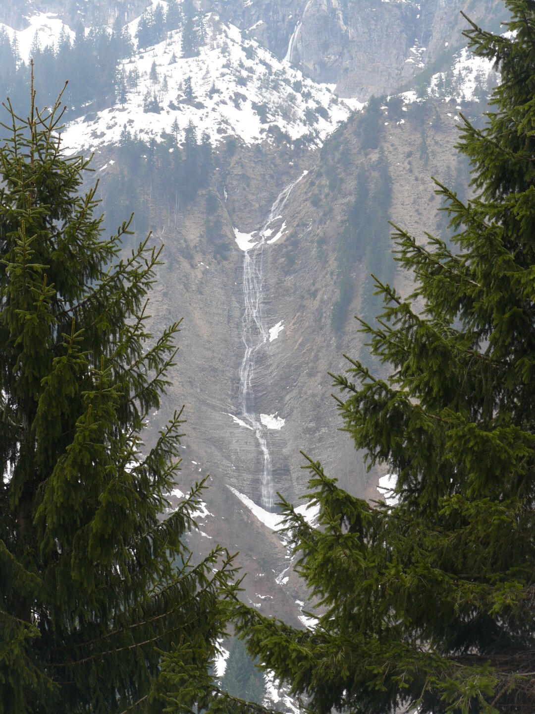 Schmelzwasser fließt über mehere hundert Höhenmeter hinweg in einer Reihe von Wasserfällen Richtung Bregenzerach.
