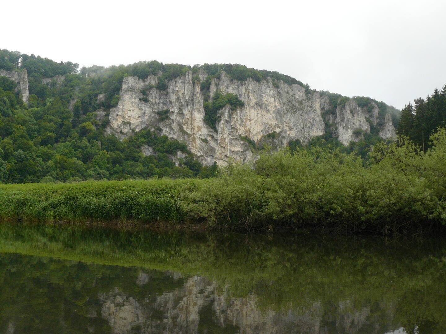 Die Landschaft ist spektakulär - hohe Felswände begrenzen das Donautal.