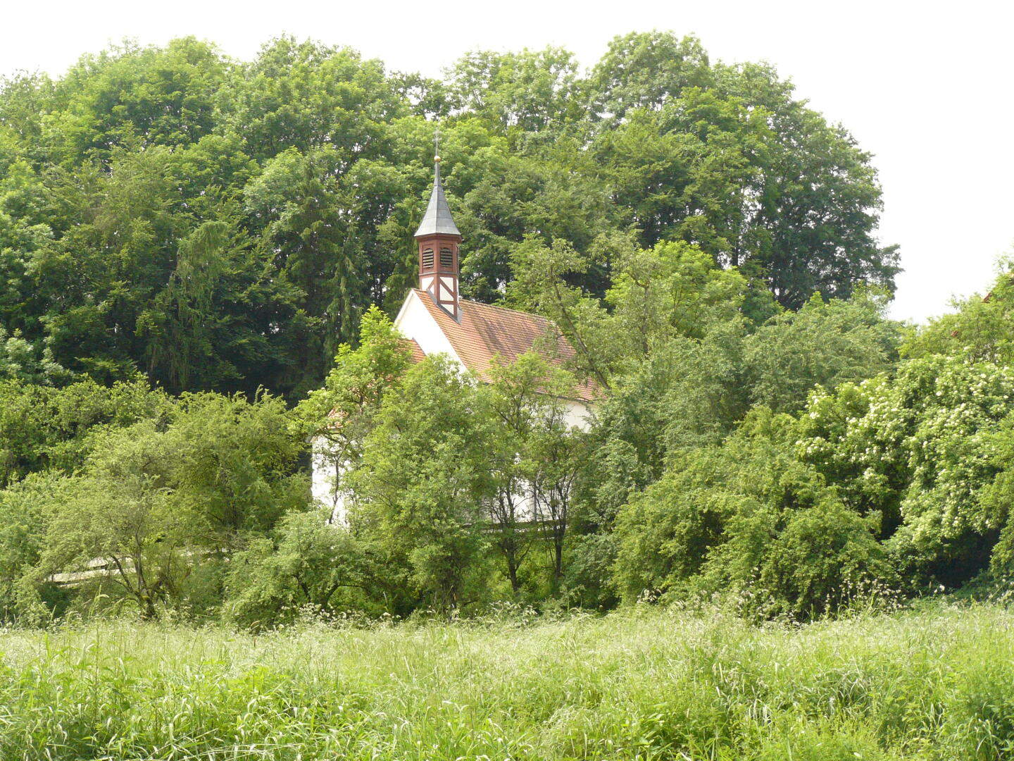 Ein Haus mit Türmchen in der Nähe des Wehrs bei Dietfurt.