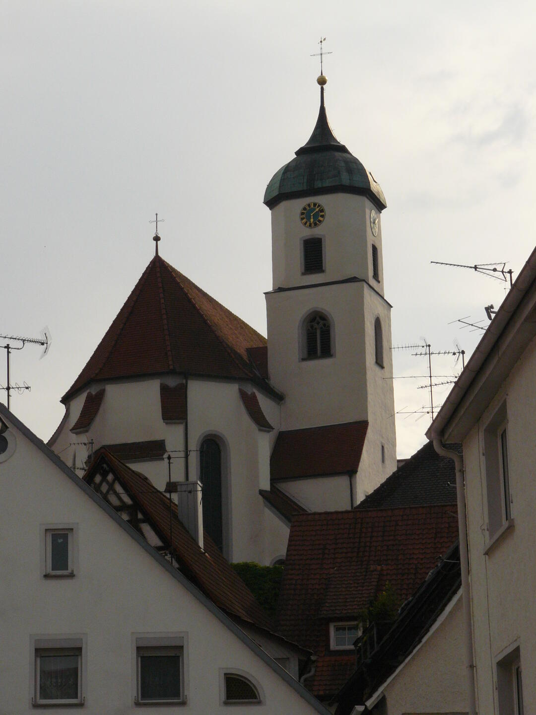 Die Kirche von Scheer, die innen sehr schön dekoriert ist.