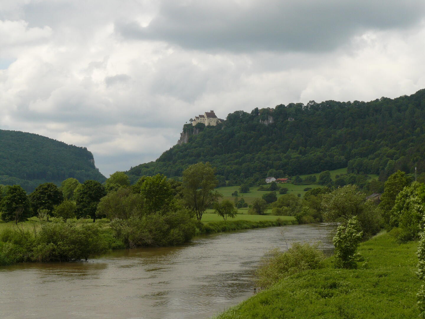 Erhaben blickt Schloß Werenwag auf die Donau.