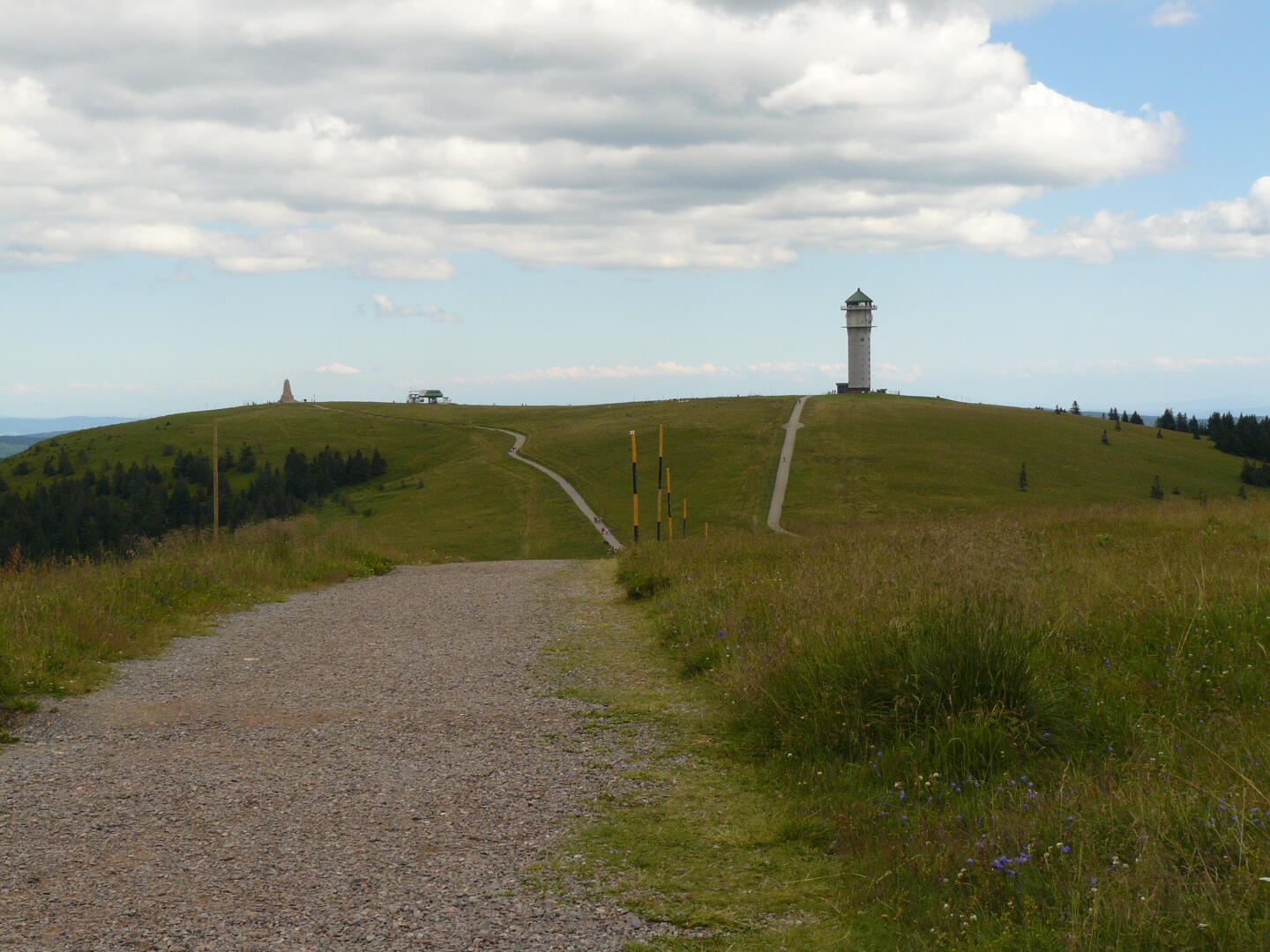 Blick vom Feldberg-Gipfel aus auf den Feldbergturm (rechts) und die Seilbahnstation (links). Diese Touristenanziehungspunkte hab ich geschickt umgangen (Abzweigung verpaßt).