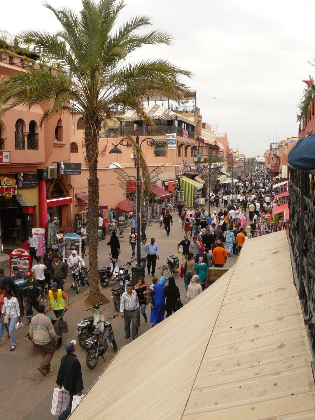 Belebte Straße in Marrakesch
