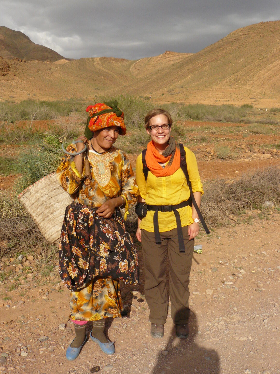 Esther mit einer Berberfrau in typischer Kleidung.