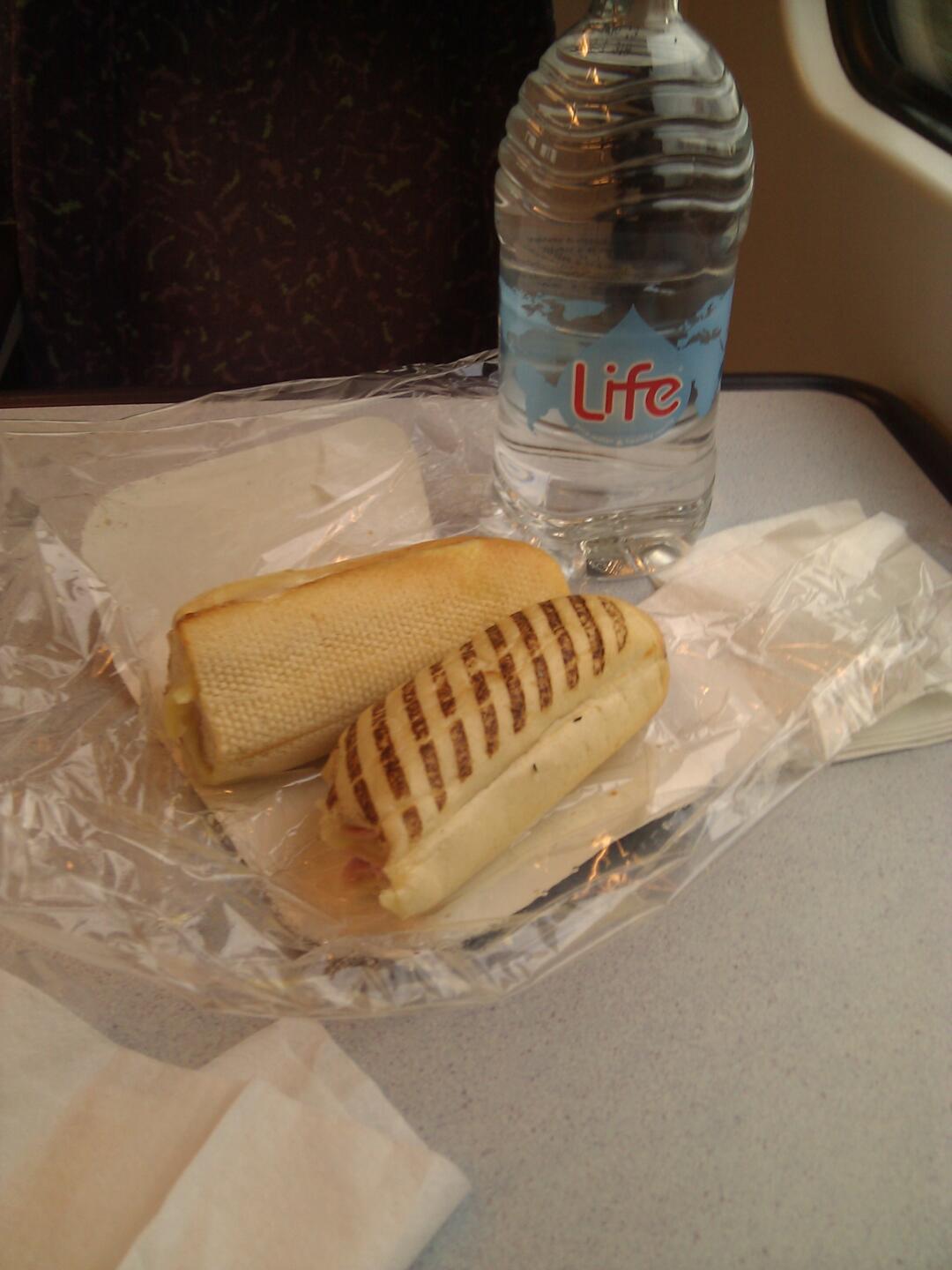 Endlich wieder richtiges Essen: im Zug auf dem Weg von Manchester nach Durham ein in der Mikrowelle aufgewärmtes Käsebaguette :-)