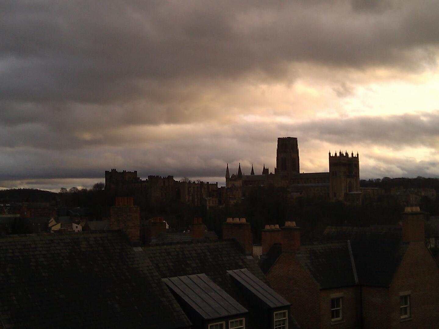 Endlich wieder zuhause! Blick vom Bahnhof Durham auf die Kathedrale. Ich bin für die Graduation Zeremonie hier. 10. Januar 2012.