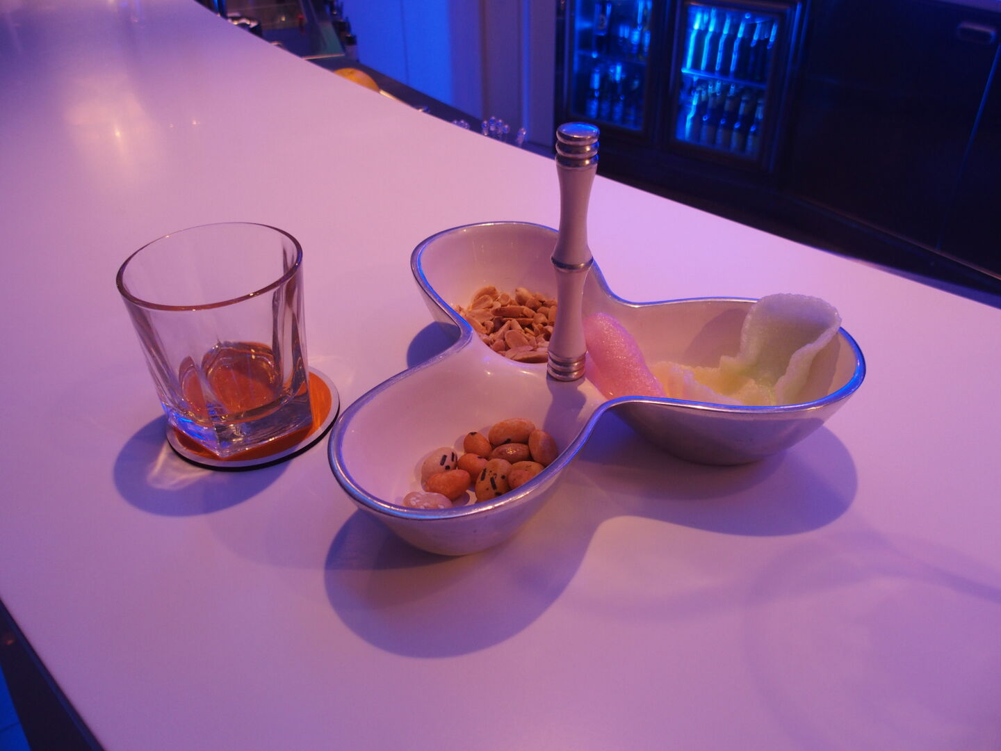 We spent a night at the Blue Bar, with whisky and japanese crackers, and (unfortunately) an elderly German couple who had already had too many whiskies (and with ice, at that!).