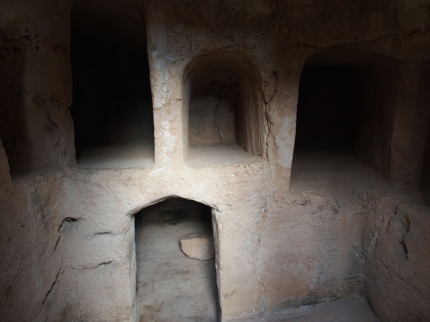 Small chambers on the sides contained cavities where the dead were laid to rest.