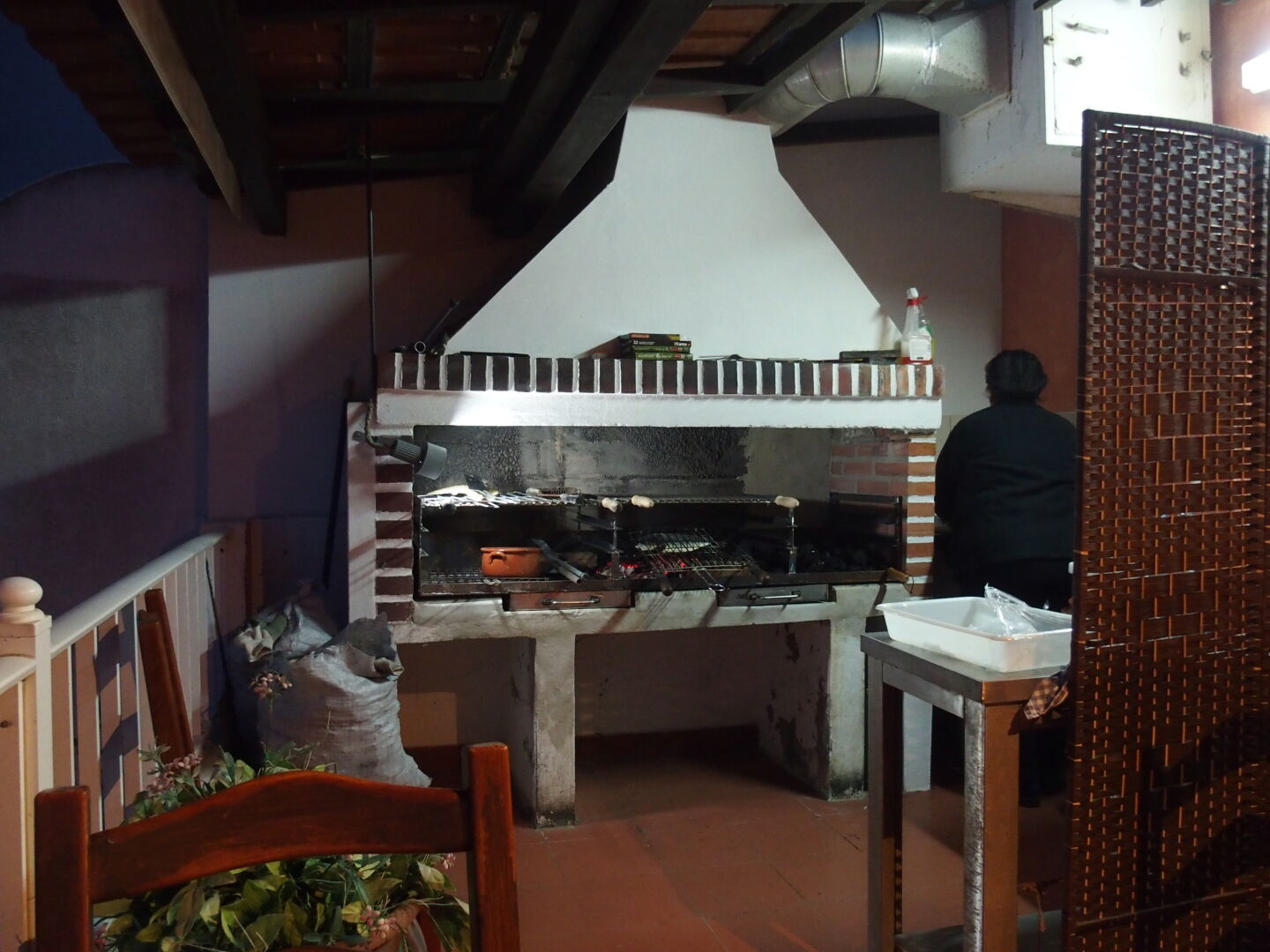 Im Restaurant Tasca do Xico; meine Dorade ist gerade auf dem Grill.