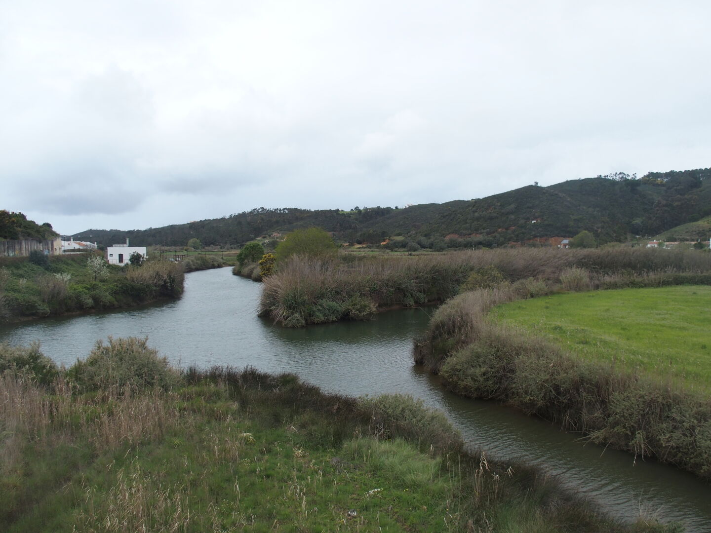 Blick über den Rio Ceixe nach Praia de Odeceixe. In der Flussniederung.