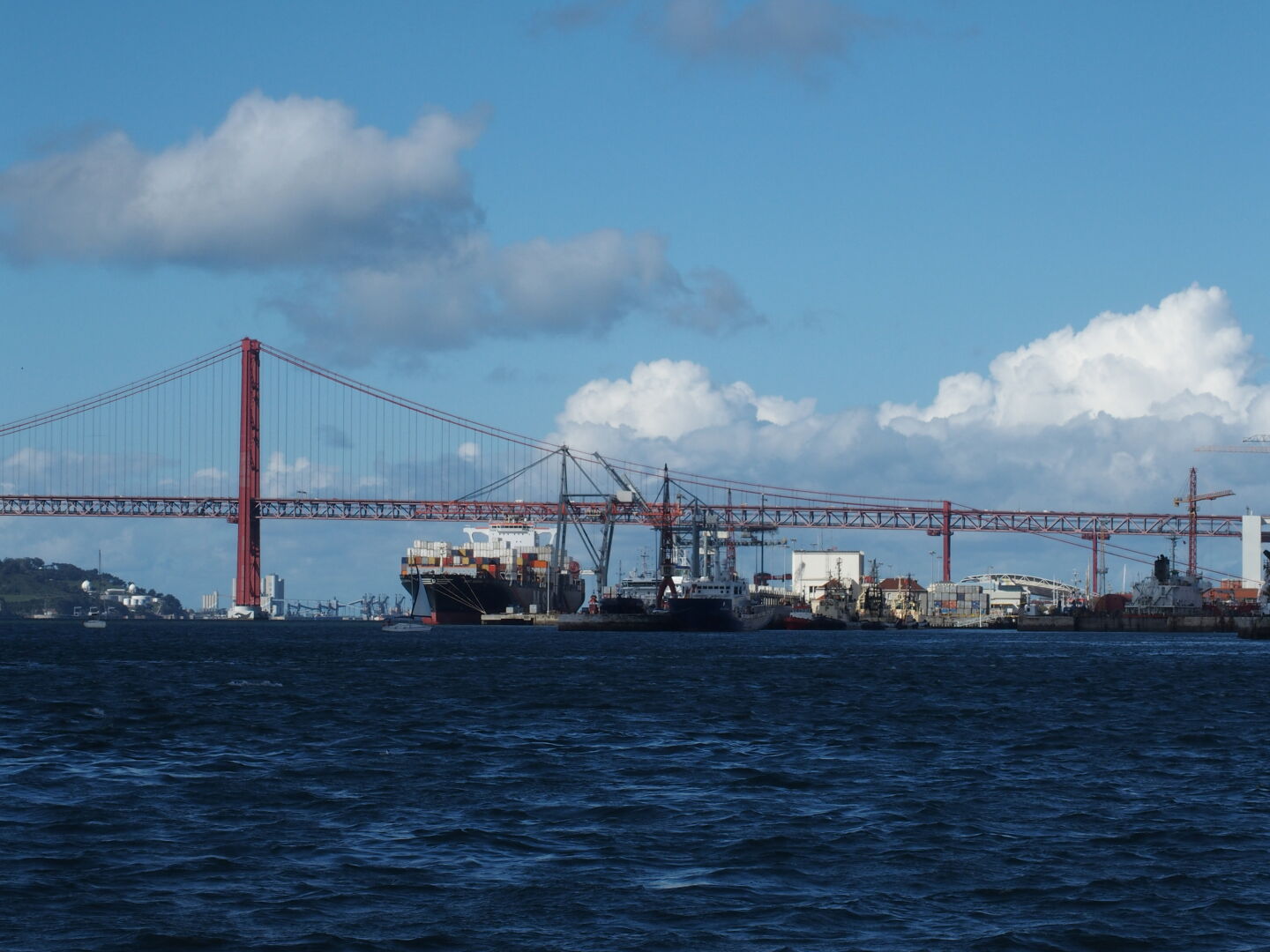 Hafen und Ponte 25 de Abril in Lissabon.