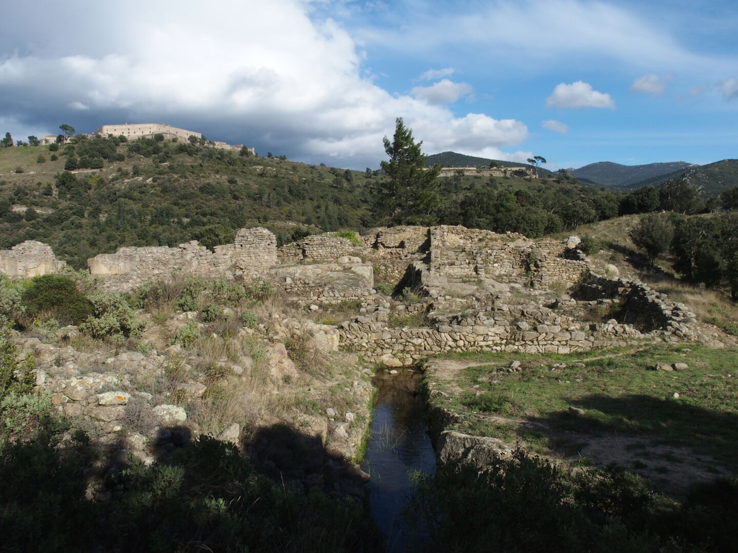 Römische Ruinen bei Le Perthus. Korkeichen am Wegrand (Foto (c) Felix).