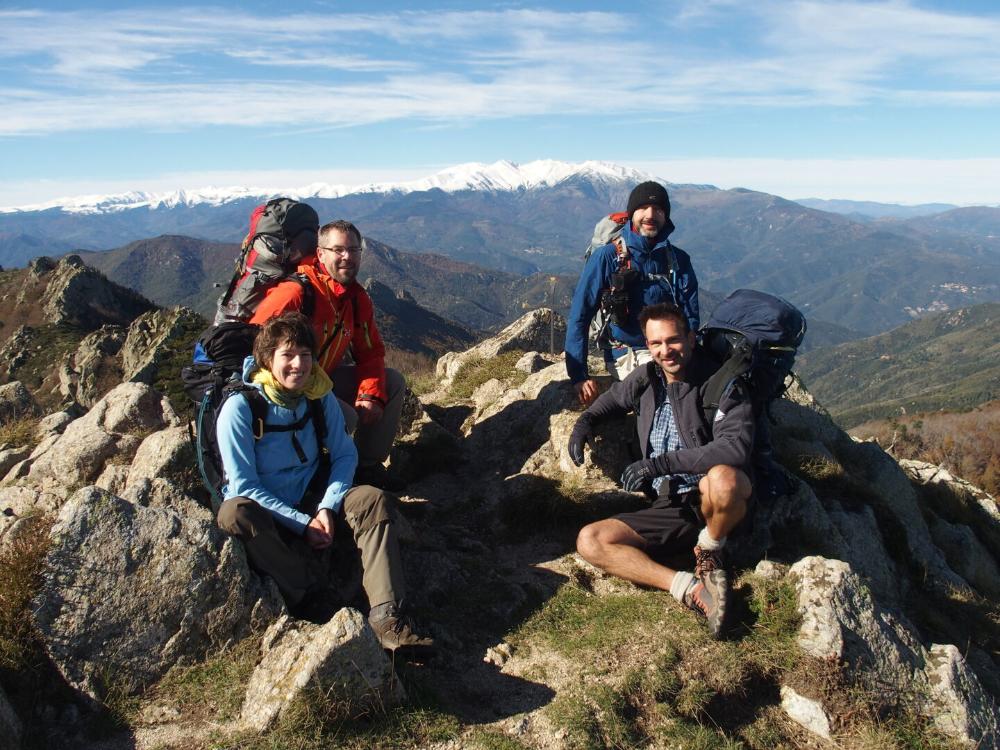 Gipfelfoto vom Rock de France. Hinten von links: Felix, Canigou-Massiv, Gerhard; vorne: Ute, Vincent. Und noch jemand macht in der Sonne Rast. 