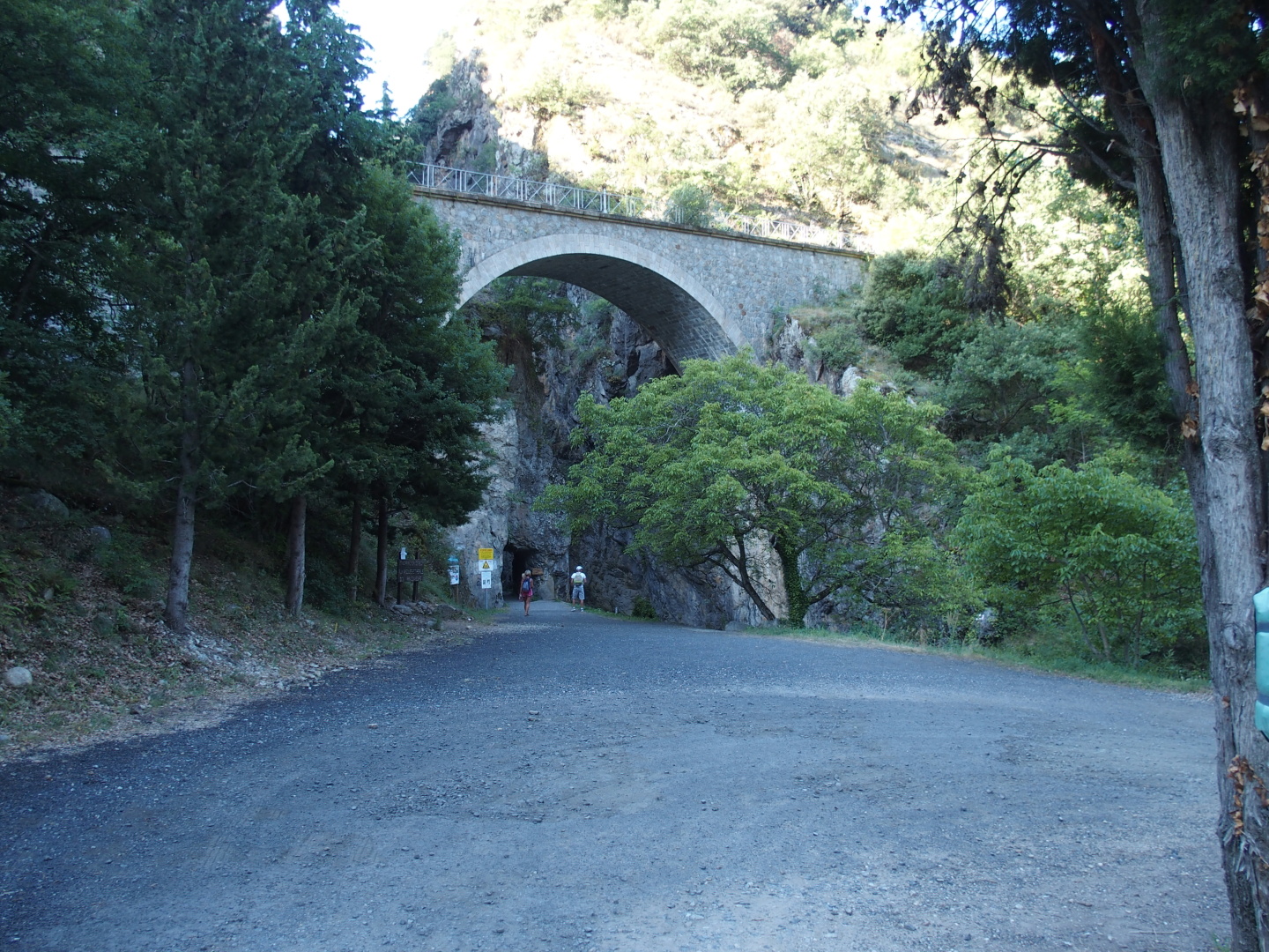 Der Eingang der Schlucht, mit einer Brücke für die Bahnstrecke des <i>Petit Train Jaune</i>.