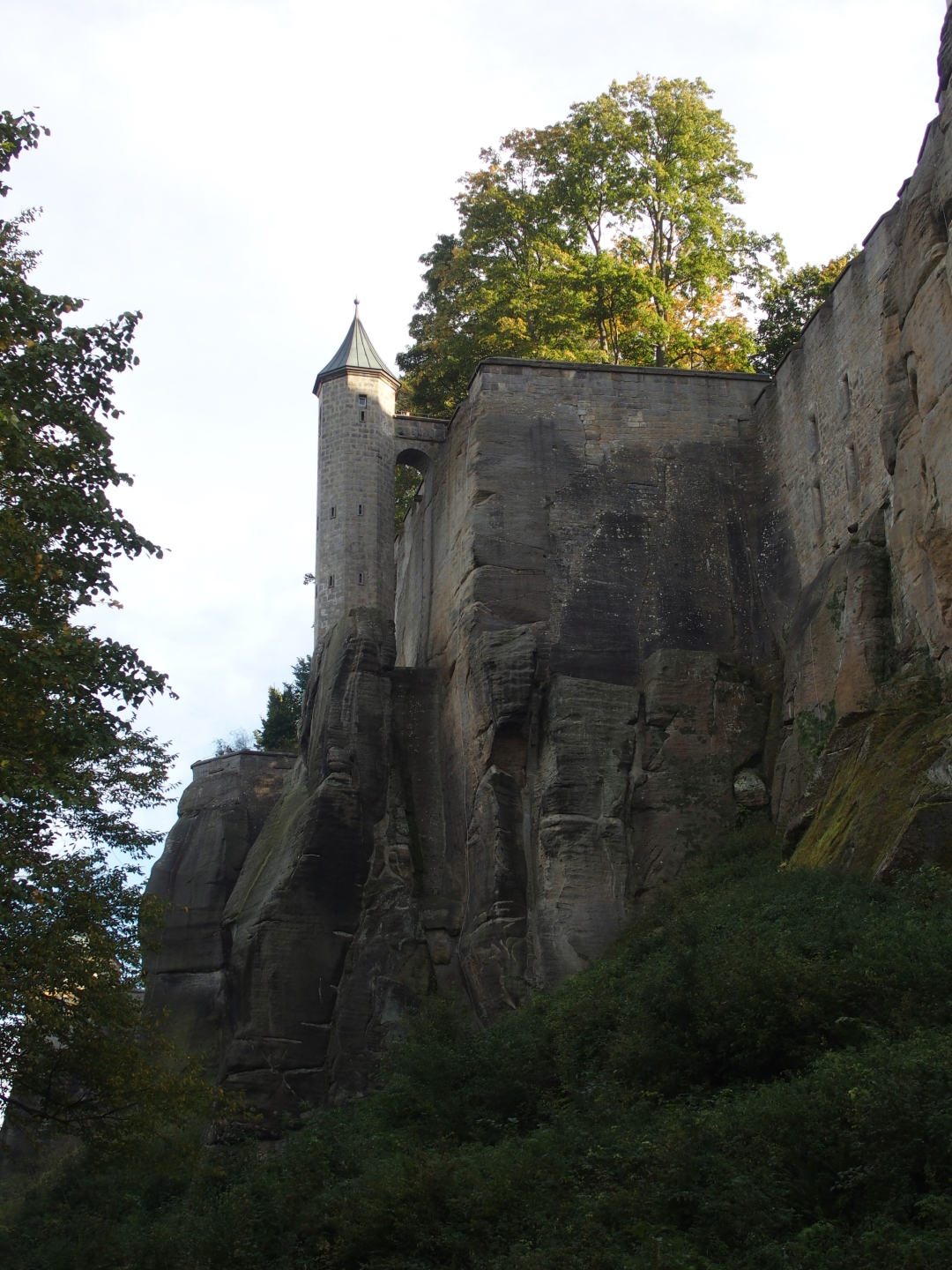 Der Weinkeller. Das Riesenfass ist nicht mehr da. Der Patrouilleweg führt außen an den steilen Felsen entlang um die Festung herum.