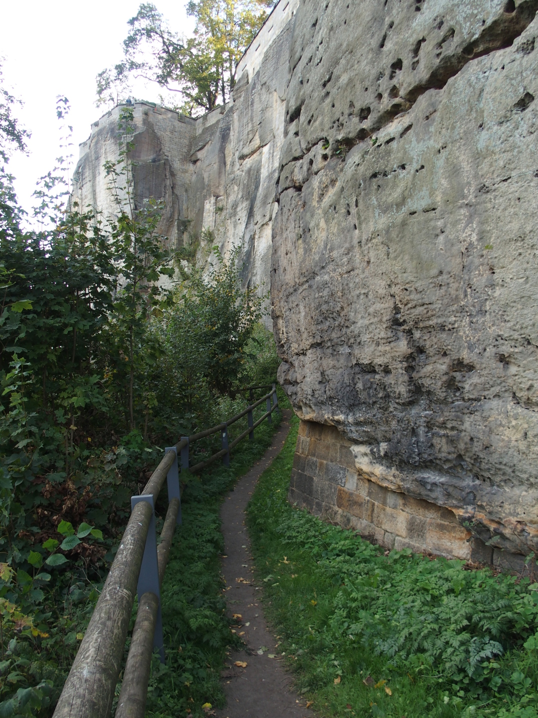 Der Weinkeller. Das Riesenfass ist nicht mehr da. Der Patrouilleweg führt außen an den steilen Felsen entlang um die Festung herum.