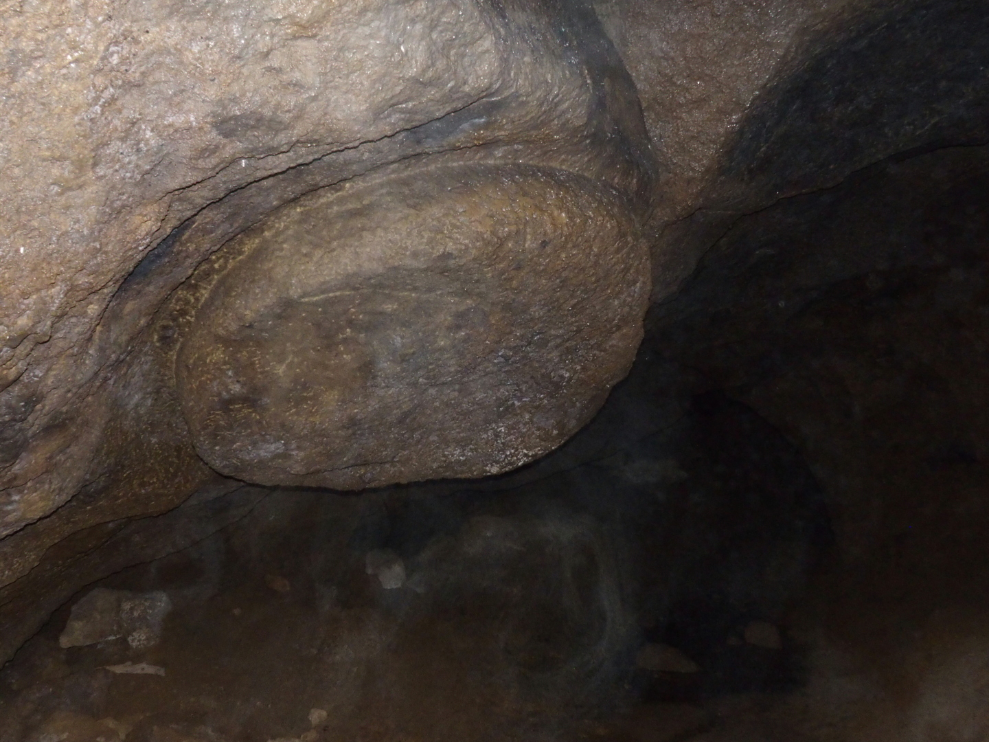 In der Mühlsteinhöhle sind noch halbfertig herausgeschlagene Mühlstein-Rohlinge zu sehen.
