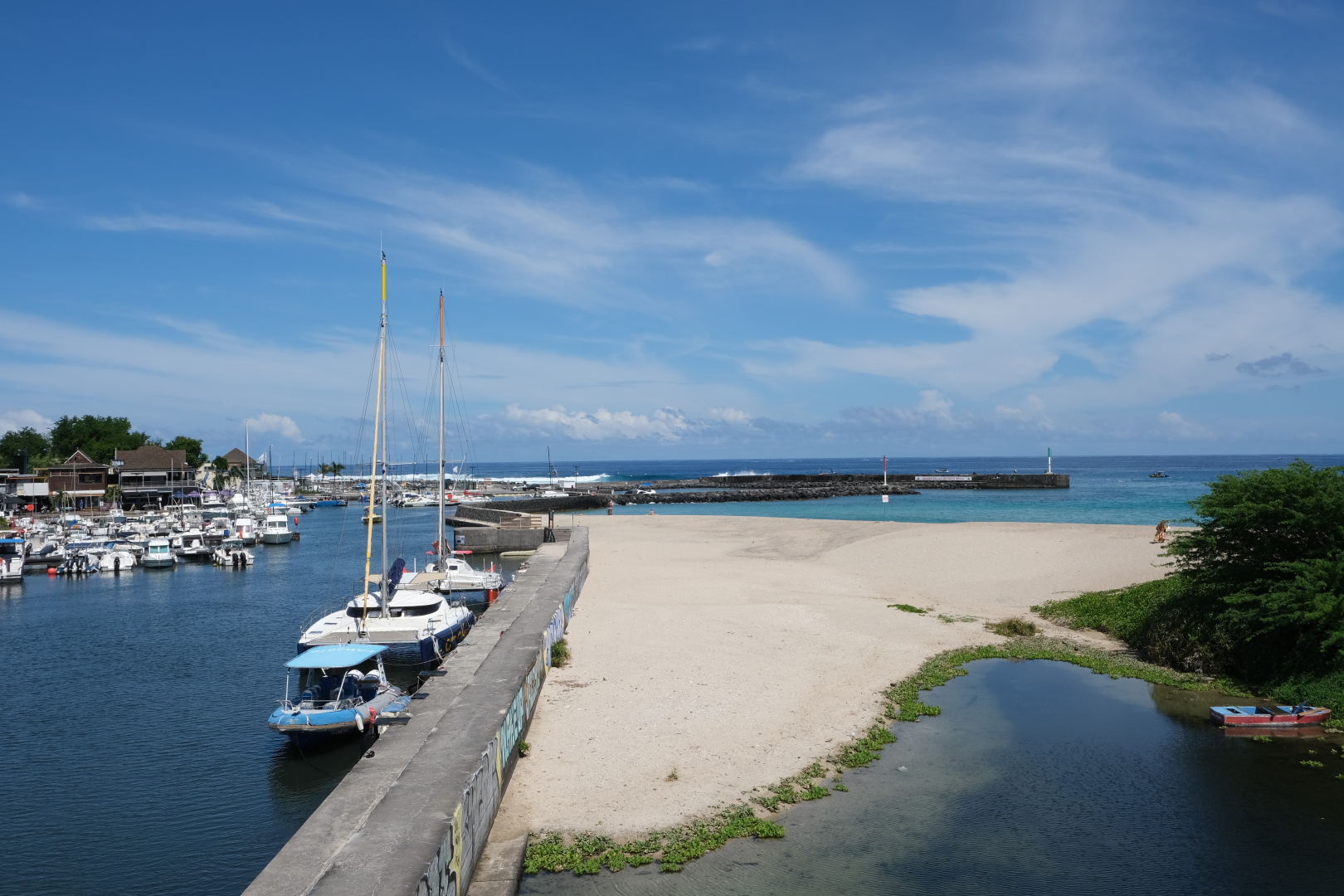 Hafen und Uferpromenade von St-Gilles.