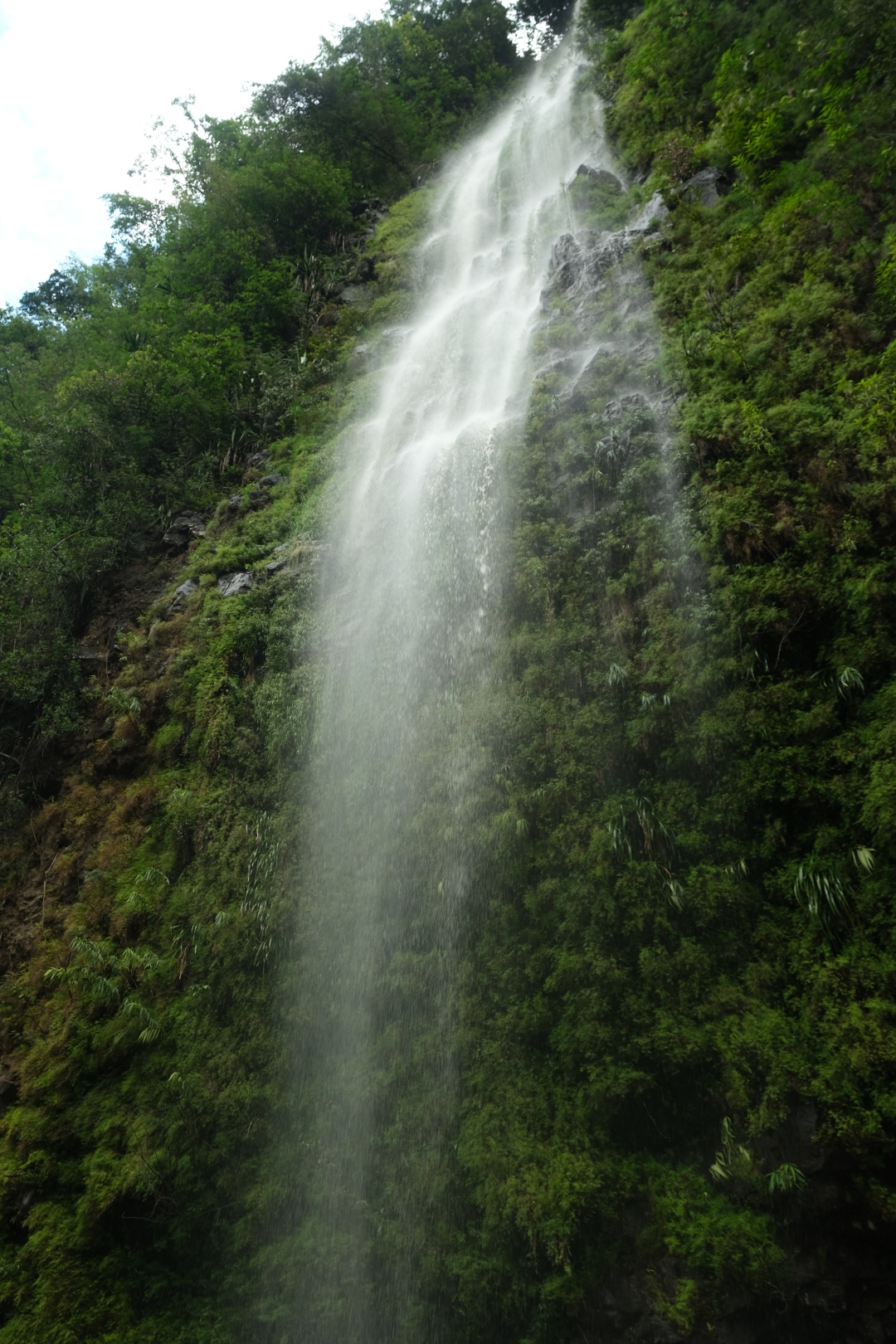 Das Wasserfällchen von heute morgen ist jetzt ein ansehnlicher Wasserfall.