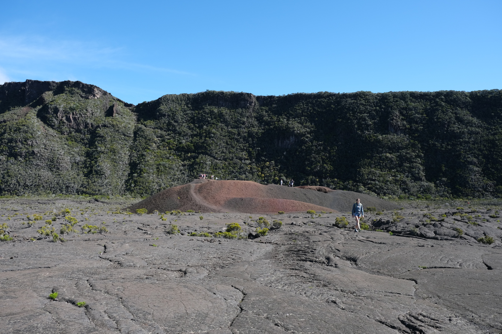Rückblick auf den äußeren Kraterrand, wo wir heruntergekommen sind, und auf den Formica Léo.