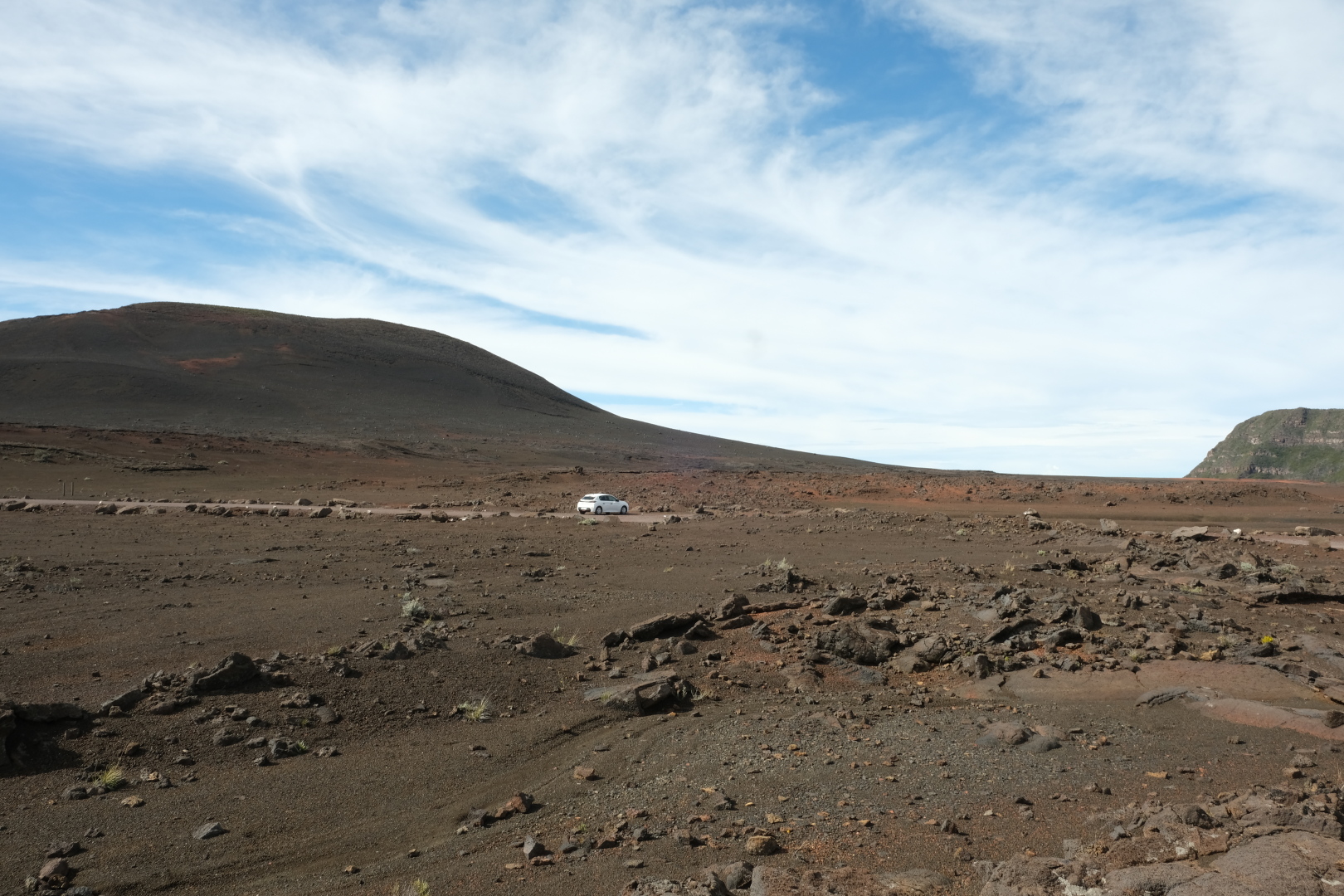 In der Plaine des Sables. Rückblick vom äußeren Kraterrand aus. So sieht es bei gutem Wetter aus.
