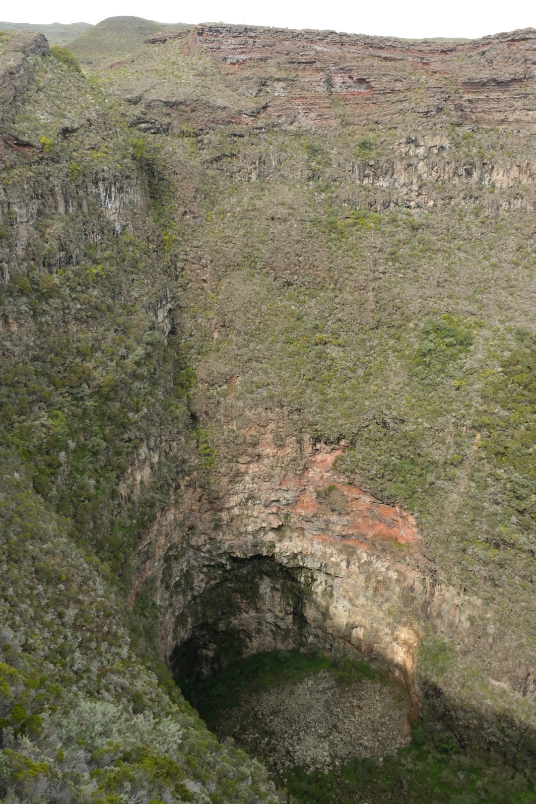 Der Cratere Commerson: 235m tief und etwa 200m breit.
