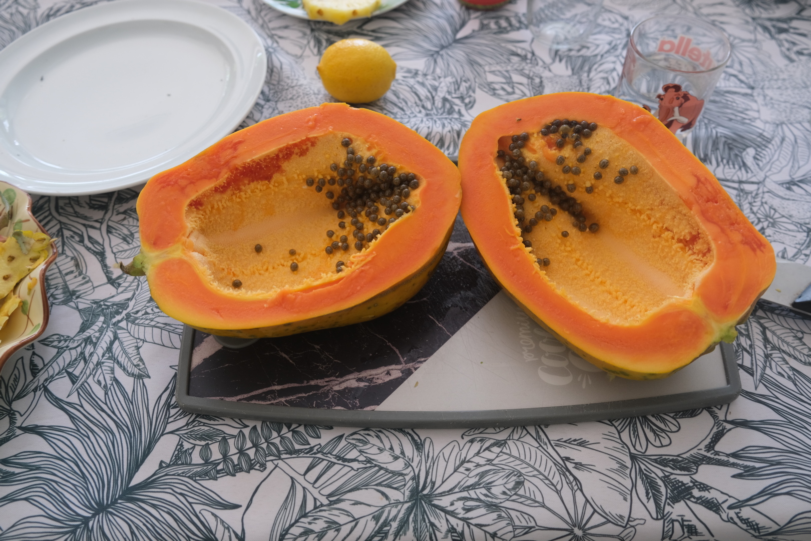 Papaya (orange, hinten), Ananas und Chouchou (das grüne rechts). Und so sieht eine Papaya von innen aus.