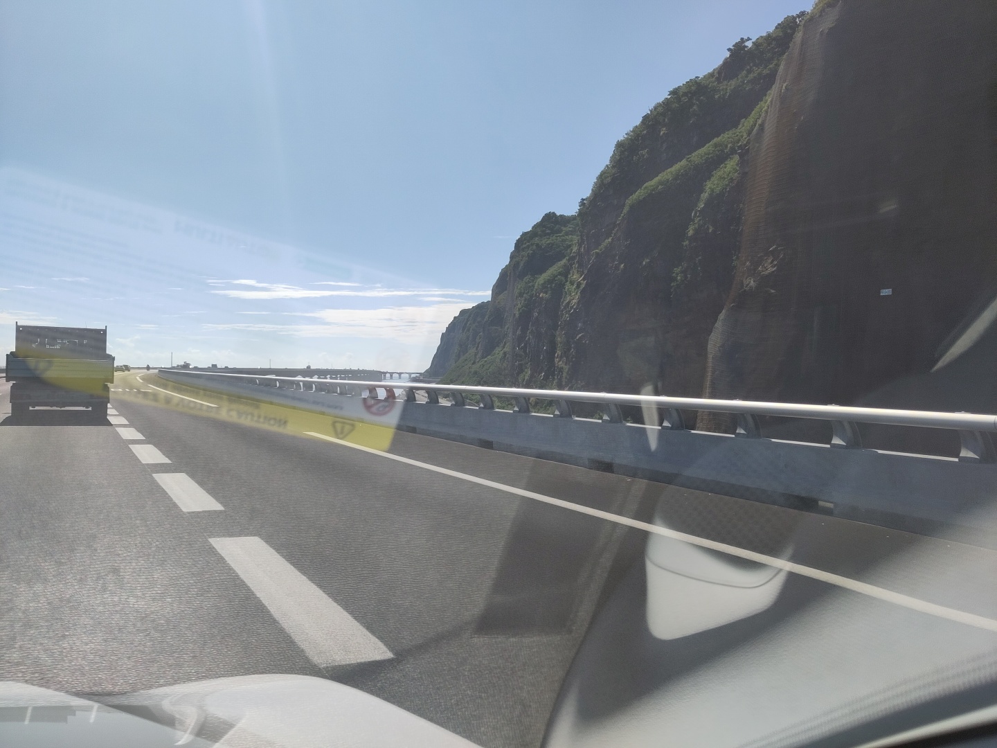 Die teuerste Straße der Welt, die Küstenstraße im Norden von Réunion. Es ist eine Autobahn, man kann also nicht einfach anhalten, um Fotos zu machen.