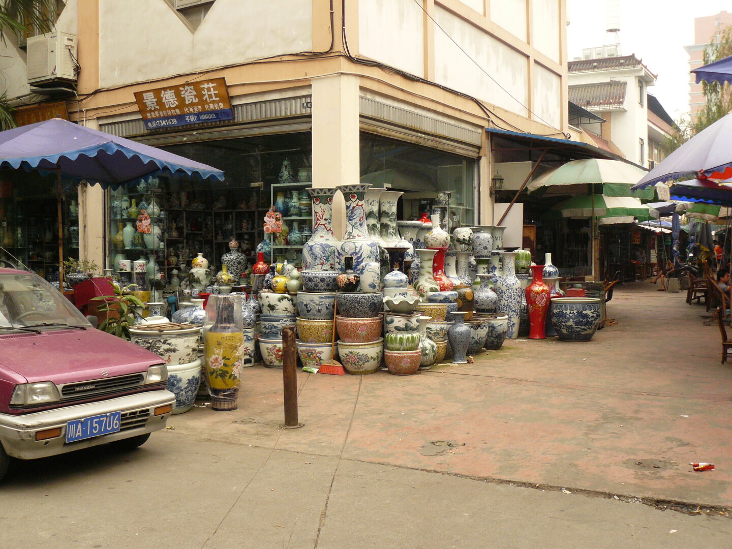 I visited the Songxianqiao Art City, an area full of small shops that offer all kinds of Chinese art, like these vases. There were also shops selling jade bracelets and amulets and wood carvings.