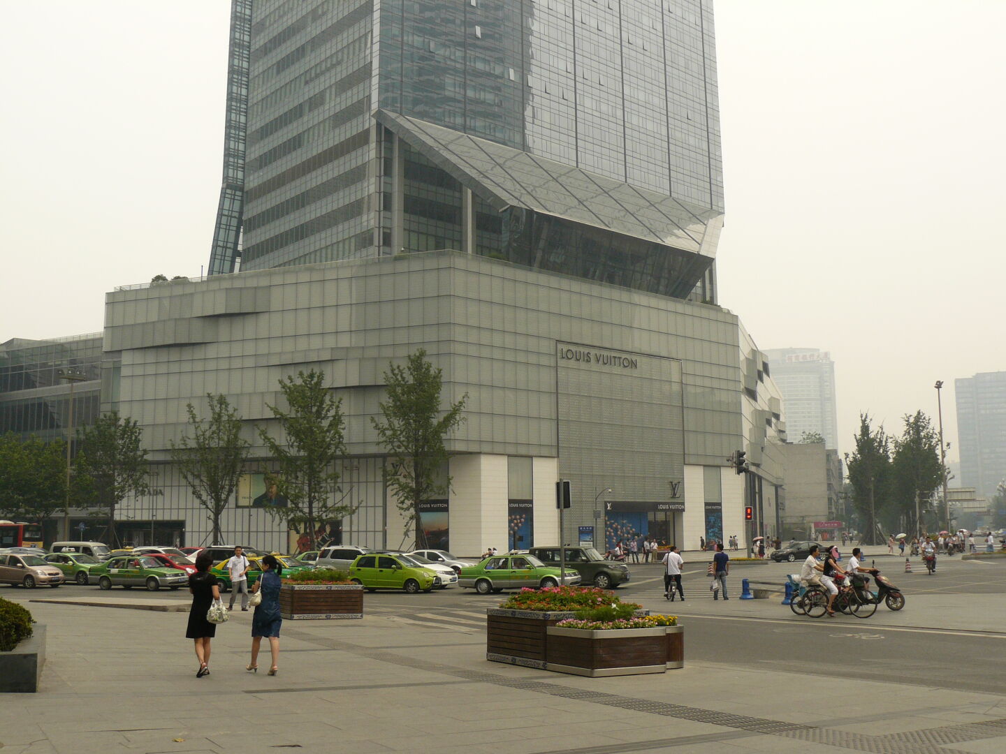 All the main Western clothes designers have a shop on the Renmin road.