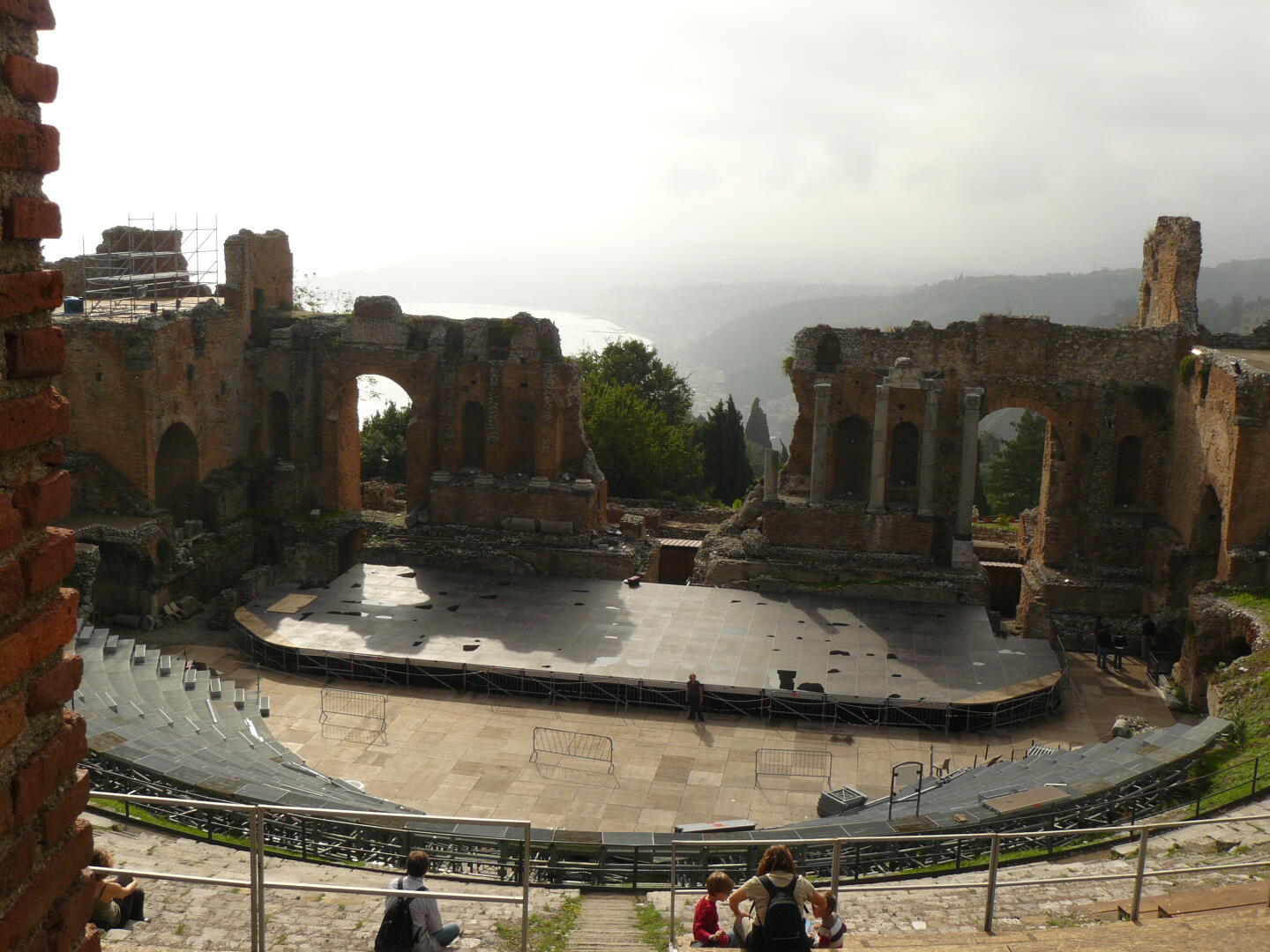 Das, was heute noch vom griechischen Theater in Taormina übrig ist, wurde von den Römern errichtet.