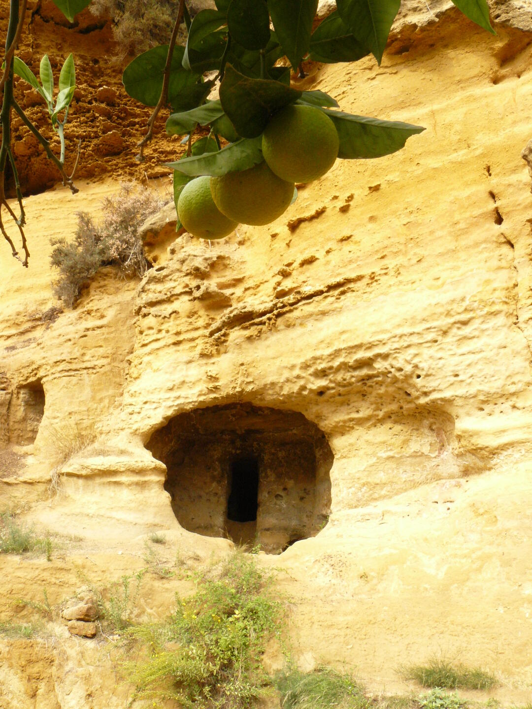 Höhle im Garten der Kolymbéthra.