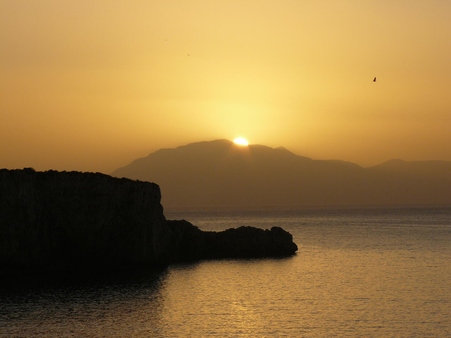 Sonnenuntergang an den Klippen Calla Rossa bei Palermo.